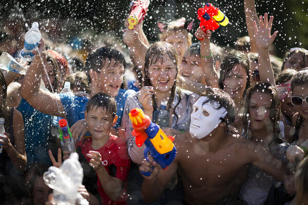 САМАРА, РОССИЯ-22 июля: Молодые люди стреляют и бросают воду
