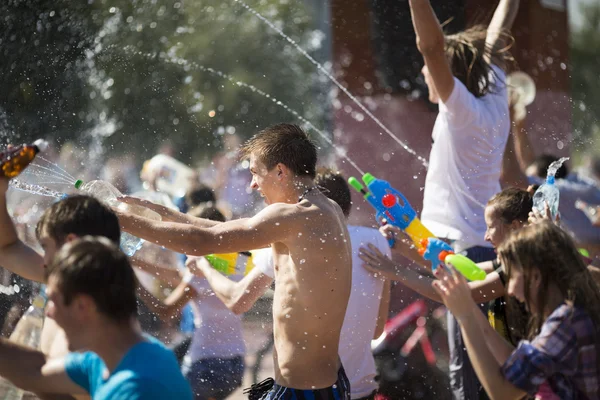 SAMARA, RUSIA-22 DE JULIO: jóvenes disparando y arrojando agua — Foto de Stock