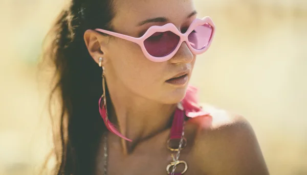 Vrouw op het strand — Stockfoto