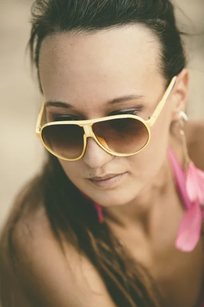 Femme sur la plage — Photo