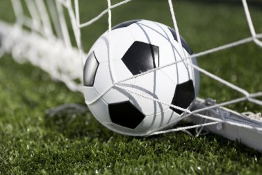 Futbol topu ve hedefi net