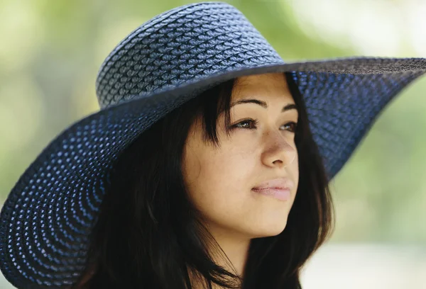 Close-up van vrouw met hoed — Stockfoto
