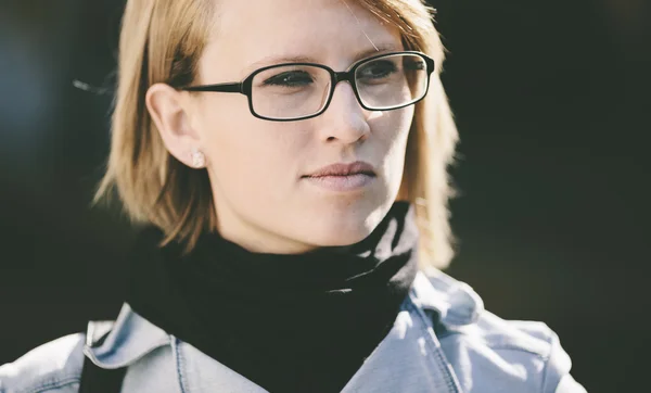 Πραγματική νεαρή γυναίκα με γυαλιά — Φωτογραφία Αρχείου