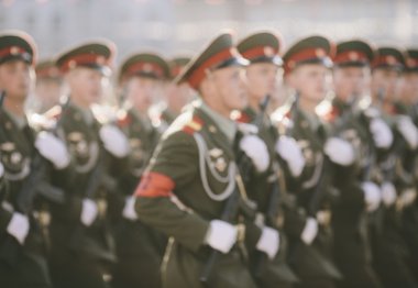 Geçit töreninde Rus askerleri 