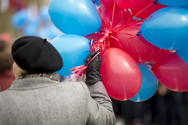 Femme avec des ballons — Photo