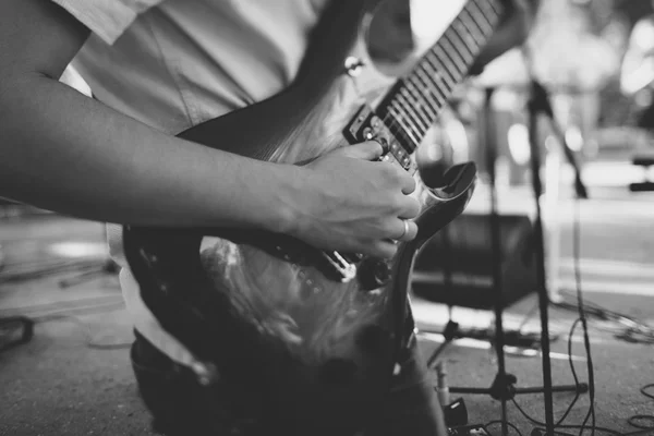 Gitar çalmak — Stok fotoğraf
