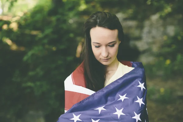 Mujer tranquila con bandera de EE.UU. — Foto de Stock