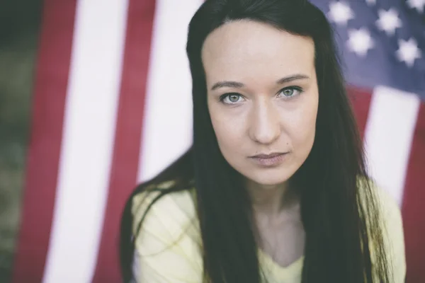 Портрет красивої жінки з прапором США — стокове фото