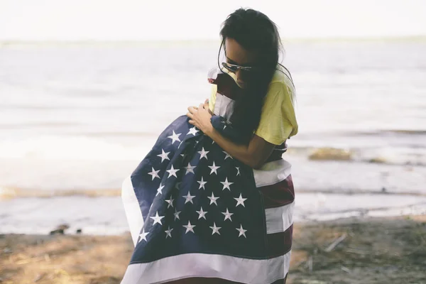 Glad ung kvinna med usa flaggan — Stockfoto