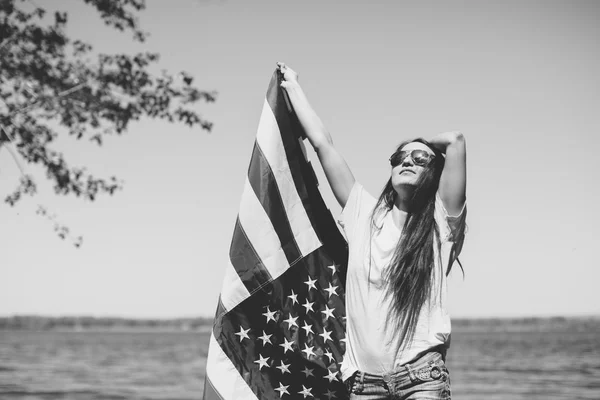 Ευτυχισμένη γυναίκα με σημαία των ΗΠΑ — Φωτογραφία Αρχείου
