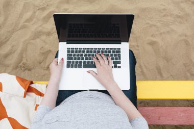 Dizüstü bilgisayarı olan yaşlı bir kadın.