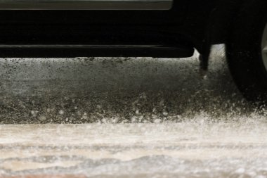 yağmurlu günde sıçraması