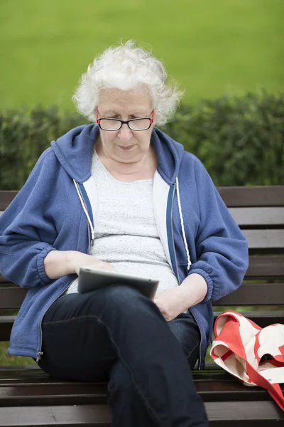 Kvinna med tablett st. — Stockfoto