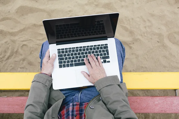 Homem sênior com laptop — Fotografia de Stock