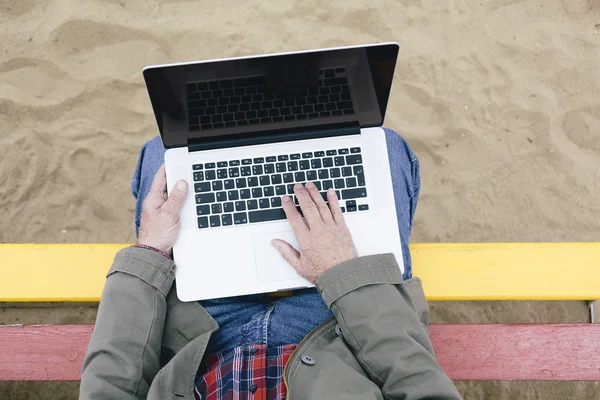 Senior mit Laptop — Stockfoto