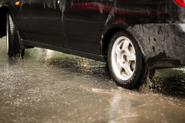 Deštivý den, špinavé auto — Stock fotografie