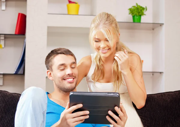 Casal feliz em casa — Fotografia de Stock