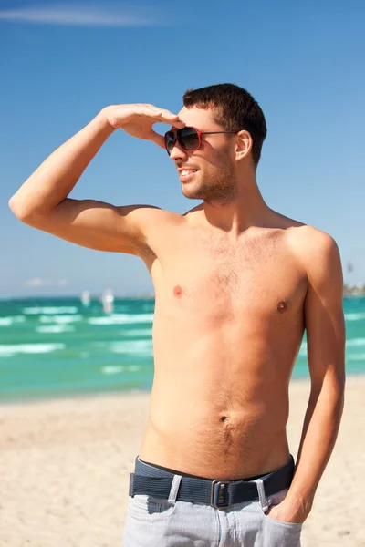 Gelukkig lachende man op het strand — Stockfoto