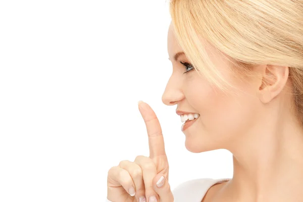 Счастливая женщина с пальцем на губах — стоковое фото