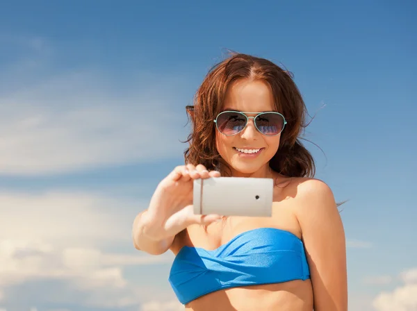 Happy woman with phone on the beach — Stock Photo, Image