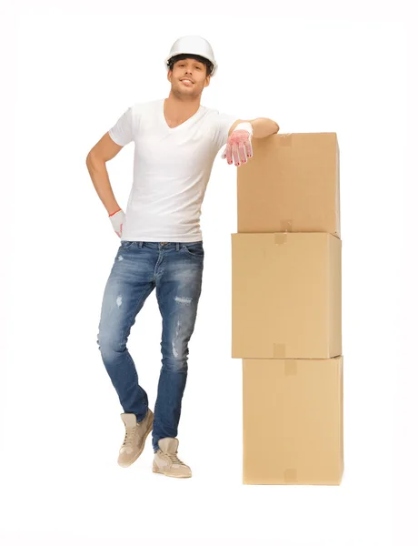 大きな箱とハンサムなビルダー — ストック写真