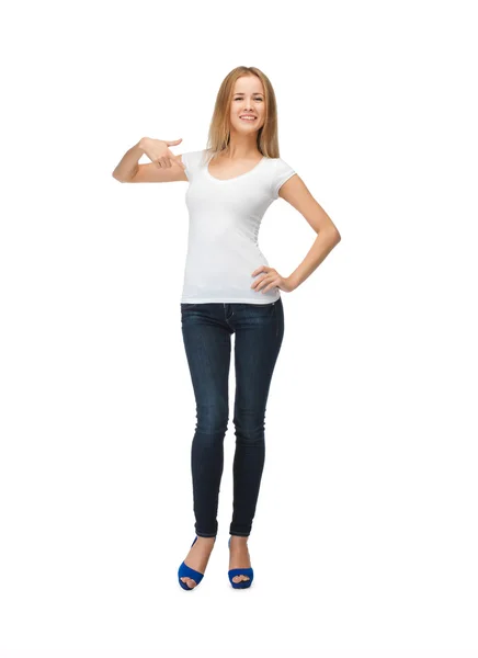 Sorrindo adolescente em branco camiseta branca — Fotografia de Stock