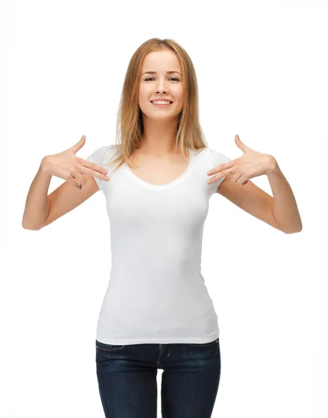 Lachende tienermeisje in lege witte t-shirt — Stockfoto