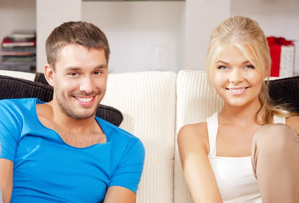 Casal feliz em casa — Fotografia de Stock