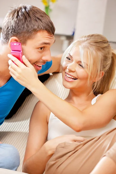 Casal feliz em casa — Fotografia de Stock