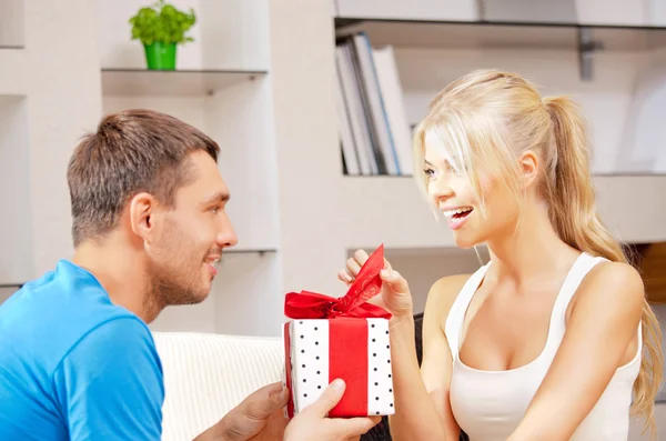 Gelukkig romantisch paar met cadeau — Stockfoto