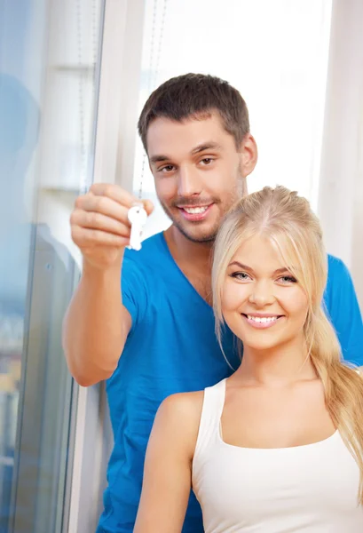 Happy couple with keys — Stock Photo, Image