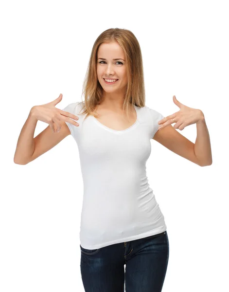 Усміхнена дівчина-підліток у порожній білій футболці — стокове фото