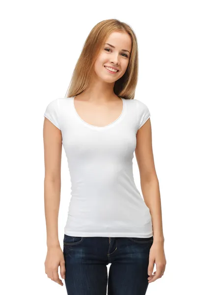 Lachende tienermeisje in lege witte t-shirt — Stockfoto