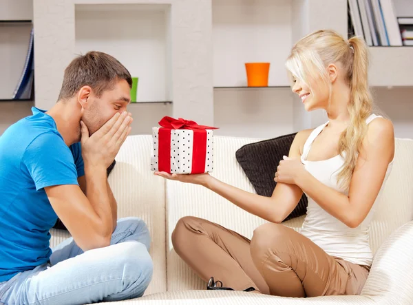 Happy romantic couple with gift — Stock Photo, Image