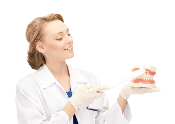 有吸引力的女医生与牙刷和大白鲨 — 图库照片