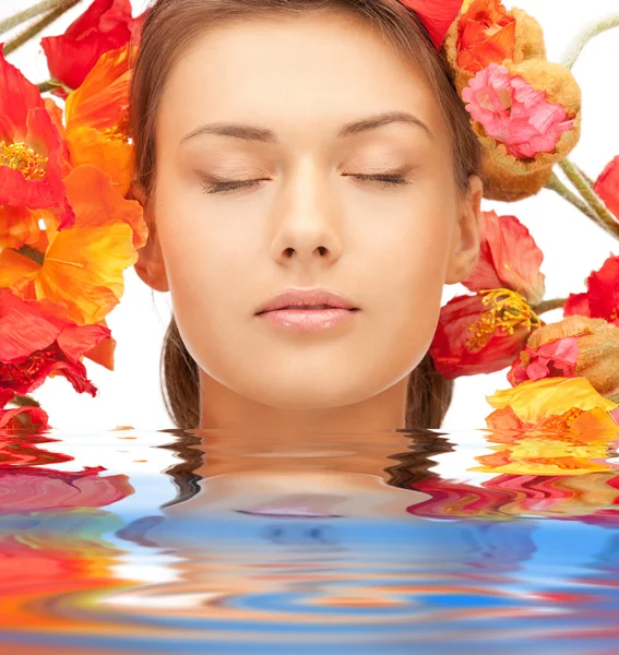 Mujer encantadora con flores rojas — Foto de Stock