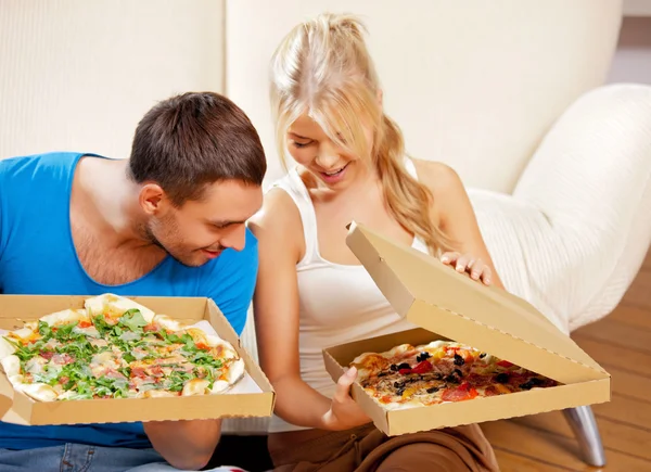 Romantisch paar pizza eten thuis — Stockfoto