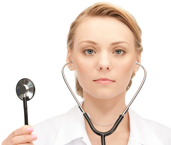 Attraktive Ärztin mit Stethoskop — Stockfoto