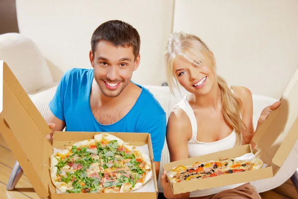 Romantik Çift evde pizza yemek Stok Fotoğraf