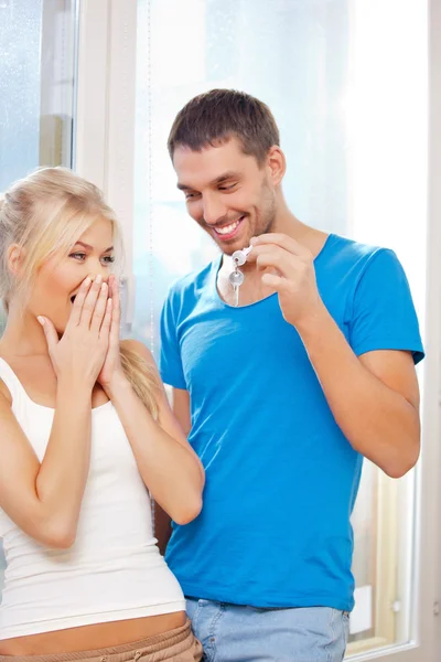 Pareja feliz con llaves —  Fotos de Stock