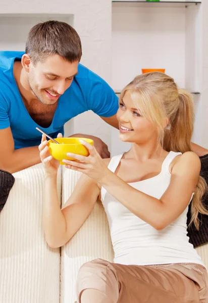 Casal feliz em casa — Fotografia de Stock