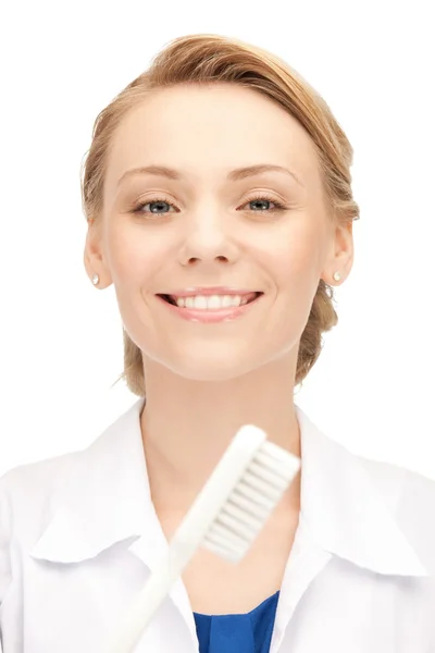 Aantrekkelijke vrouwelijke arts met tandenborstel — Stockfoto