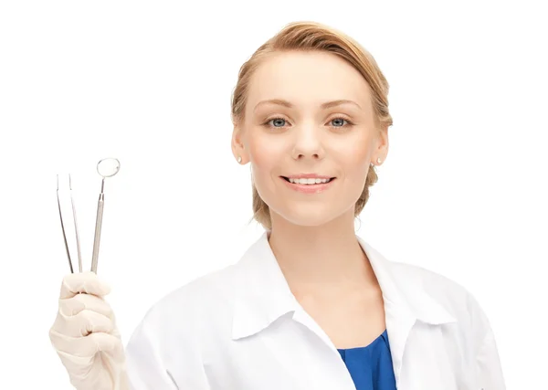 Dentista feminina atraente com ferramentas — Fotografia de Stock