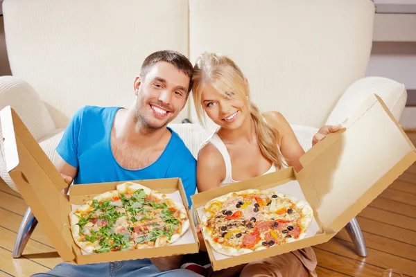 Romantiska par äta pizza hemma — Stockfoto