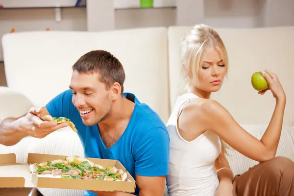Пара їсть різні продукти харчування — стокове фото