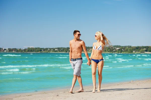 Paar geht am Strand spazieren — Stockfoto