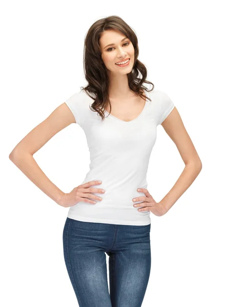 Lächelndes Teenager-Mädchen im weißen T-Shirt — Stockfoto