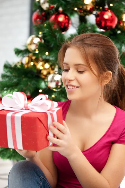 Mulher feliz com caixa de presente e árvore de Natal — Fotografia de Stock