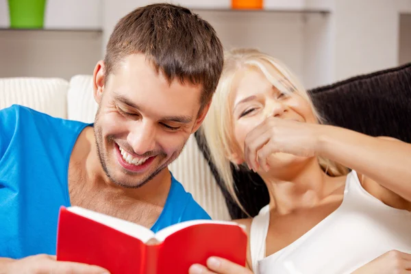 Feliz pareja en casa — Foto de Stock