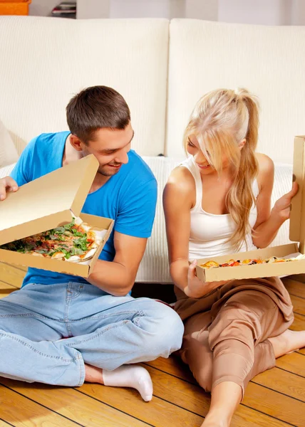 Romantisch paar pizza eten thuis Stockfoto